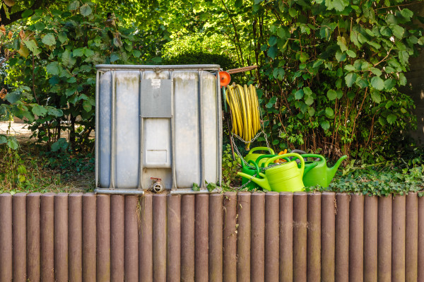 Gartenfeld Wassertank mit Gießkannen